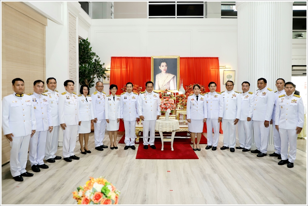 ﻿รัฐมนตรีว่าการกระทรวงยุติธรรม พร้อมด้วยผู้บริหารกระทรวงยุติธรรม ร่วมถวายแจกันดอกไม้หน้าพระรูปสมเด็จพระเจ้าน้องนางเธอ เจ้าฟ้าจุฬาภรณวลัยลักษณ์ อัครราชกุมารี กรมพระศรีสวางควัฒน วรขัตติยราชนารี